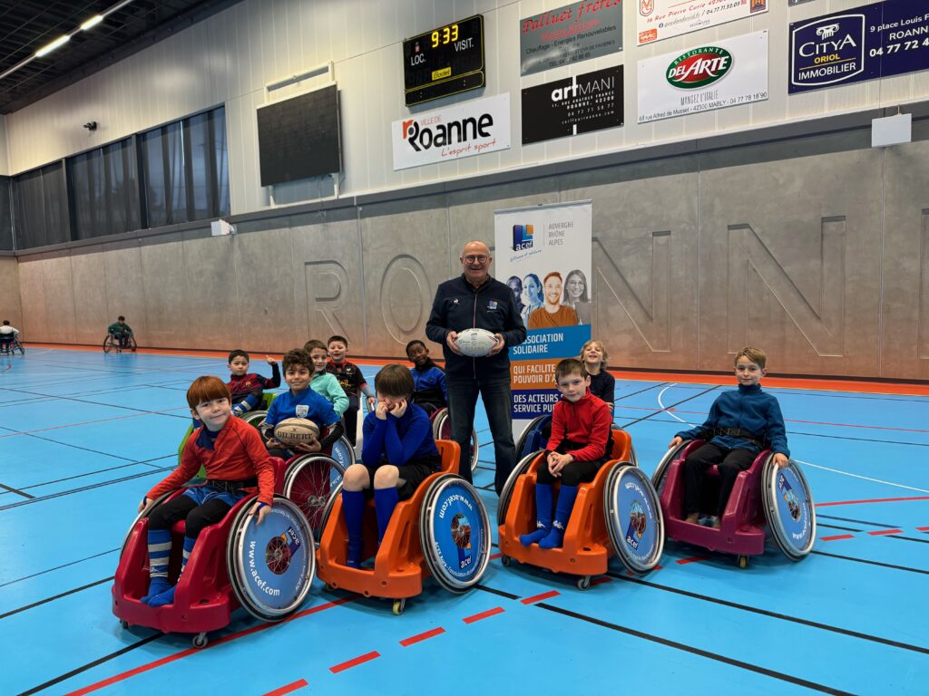 l’ACEF AURA prête dix fauteuils KidsMoovin au Club Handisport roannais