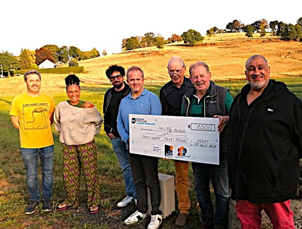 Remise Chèque Fonds ACEF Aura à Menet Festival Photo 2